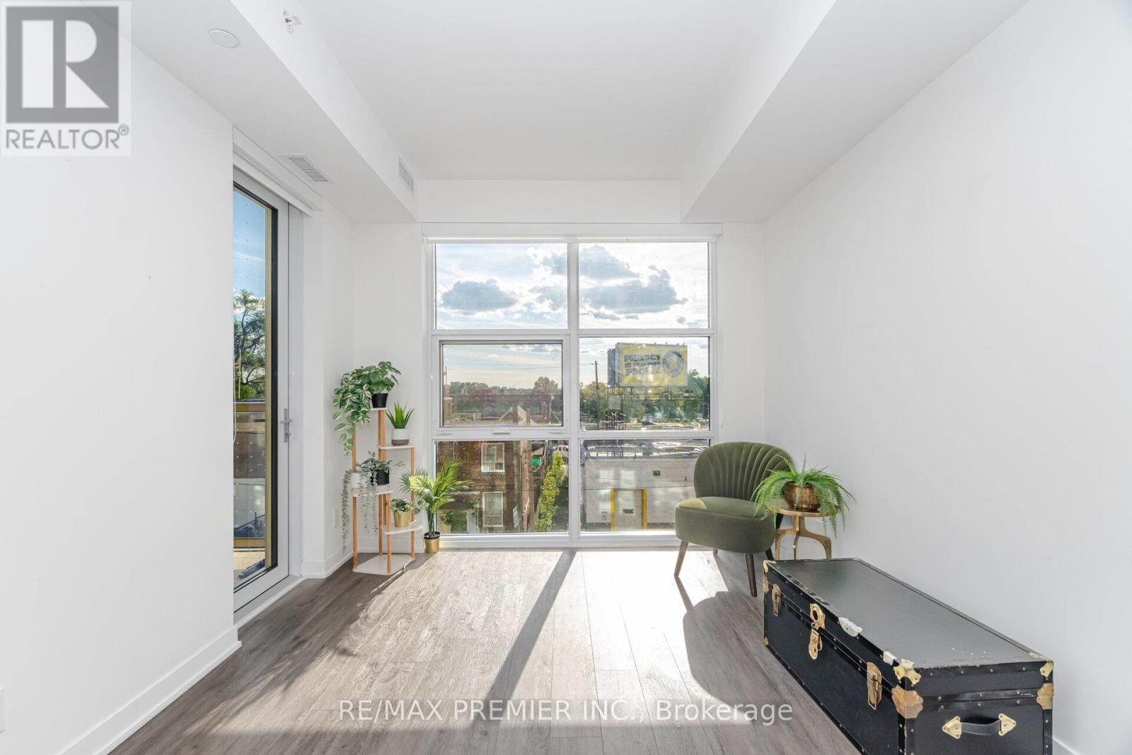 Photo 10 of 311 1787 St Clair Avenue W, Toronto ON