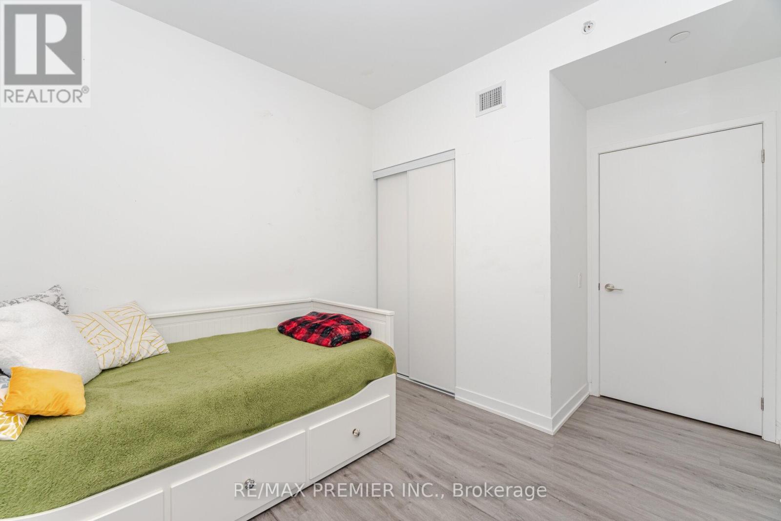 Photo 16 of 311 1787 St Clair Avenue W, Toronto ON