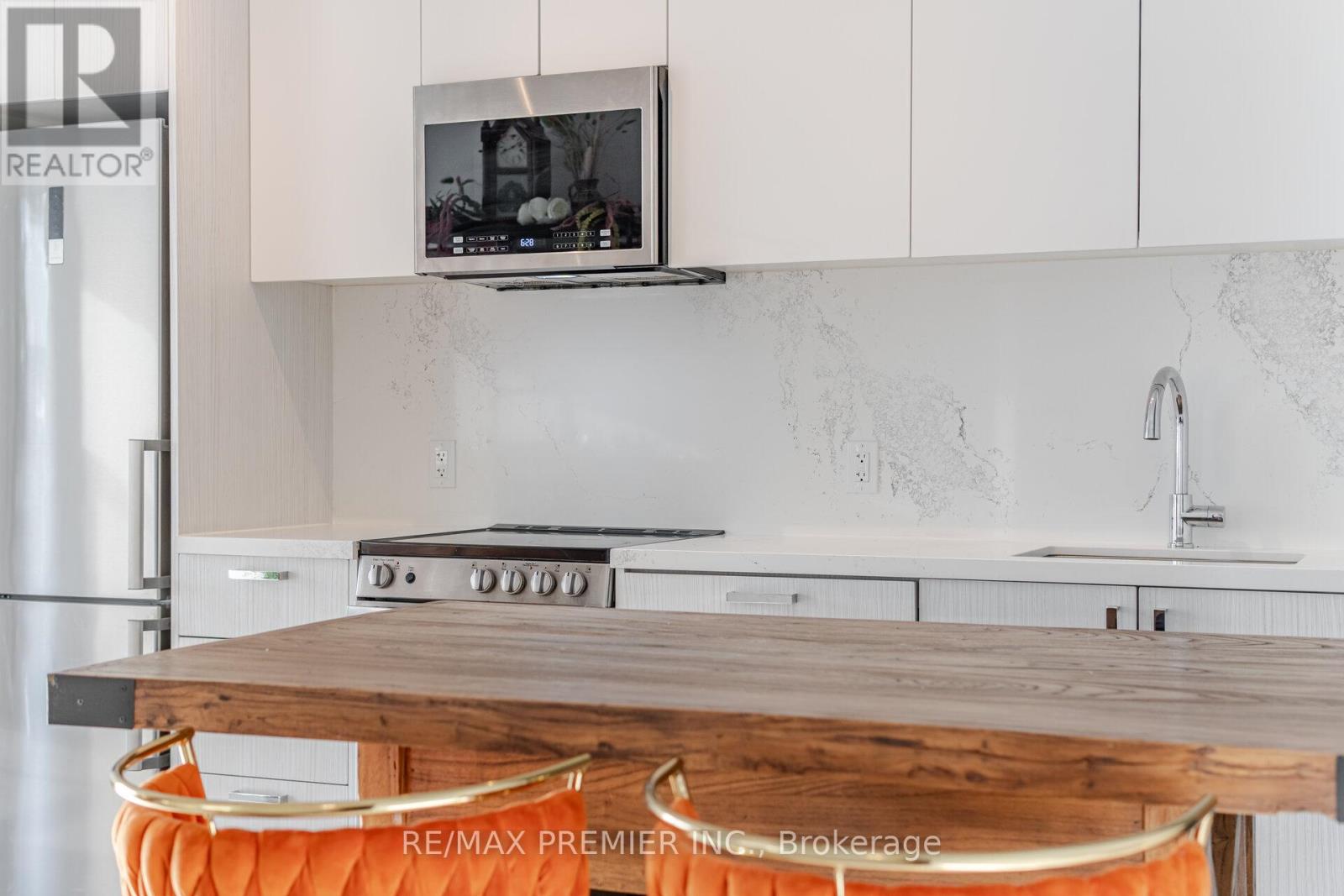 Photo 2 of 311 1787 St Clair Avenue W, Toronto ON