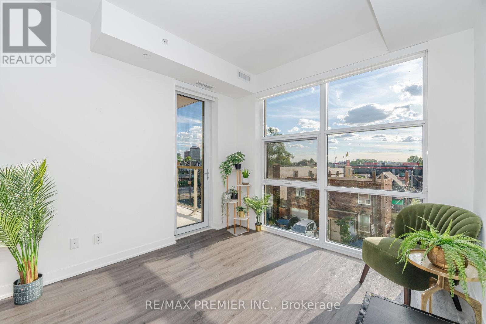 Photo 11 of 311 1787 St Clair Avenue W, Toronto ON