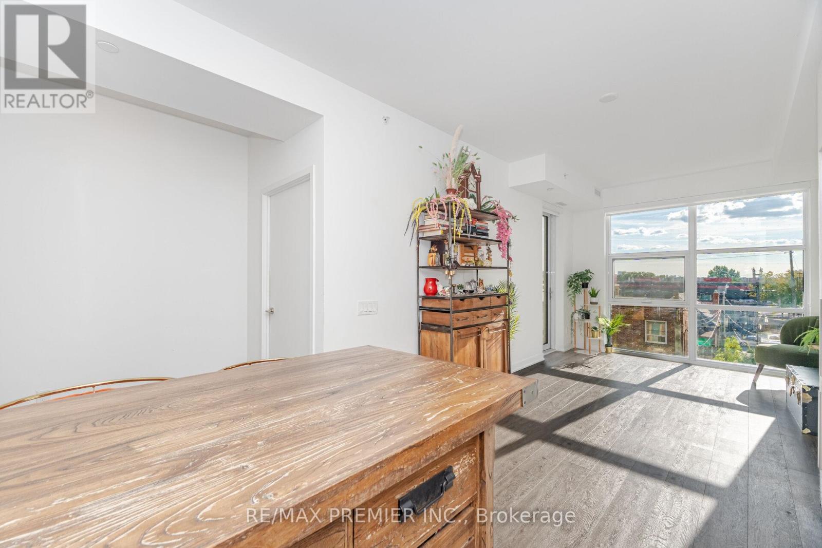 Photo 5 of 311 1787 St Clair Avenue W, Toronto ON