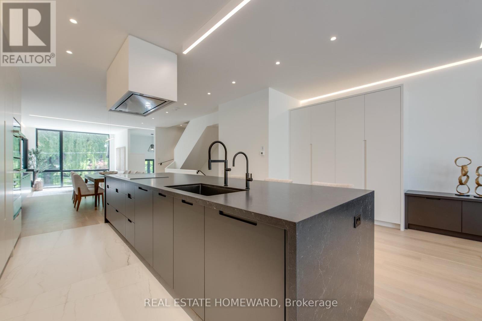 Photo 15 of 174 Kenilworth Avenue, Toronto ON