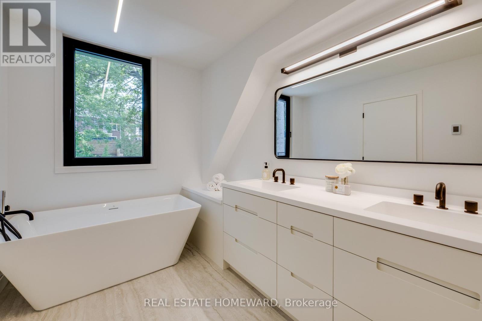 Photo 26 of 174 Kenilworth Avenue, Toronto ON