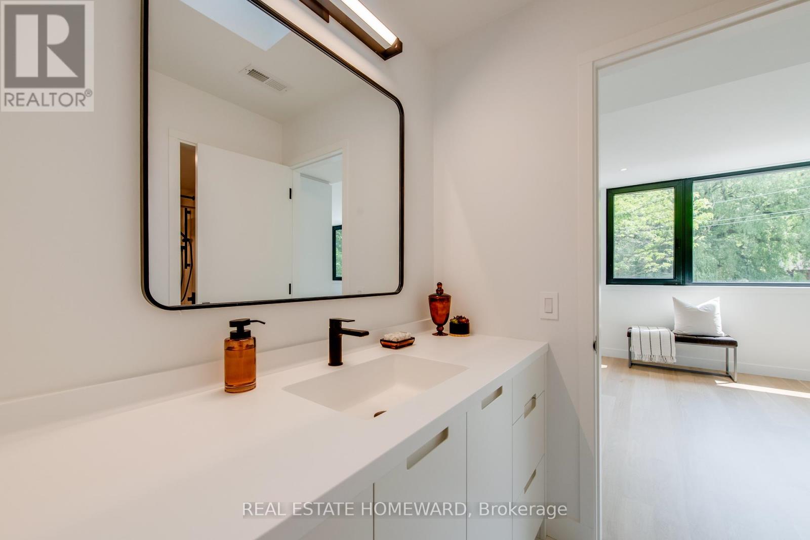 Photo 33 of 174 Kenilworth Avenue, Toronto ON
