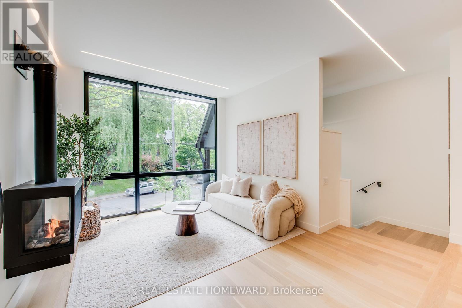 Photo 8 of 174 Kenilworth Avenue, Toronto ON
