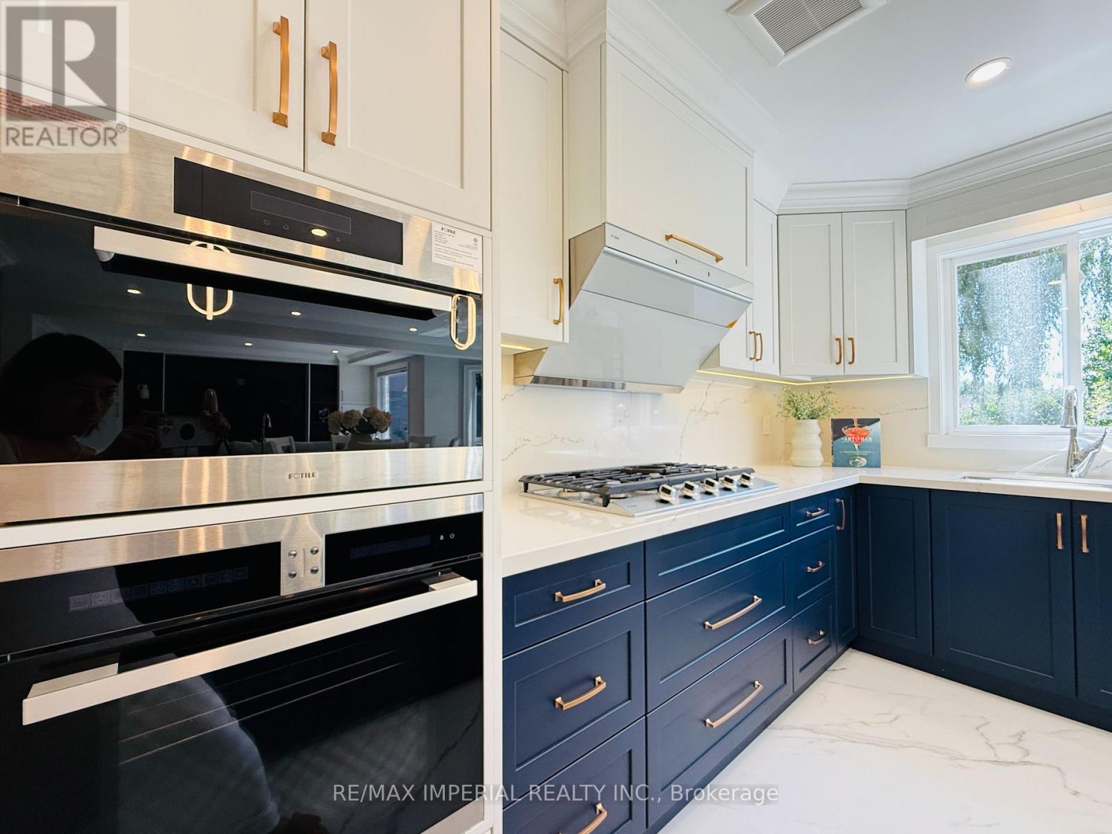Photo 10 of 2128 Mayflower Boulevard, Oakville ON