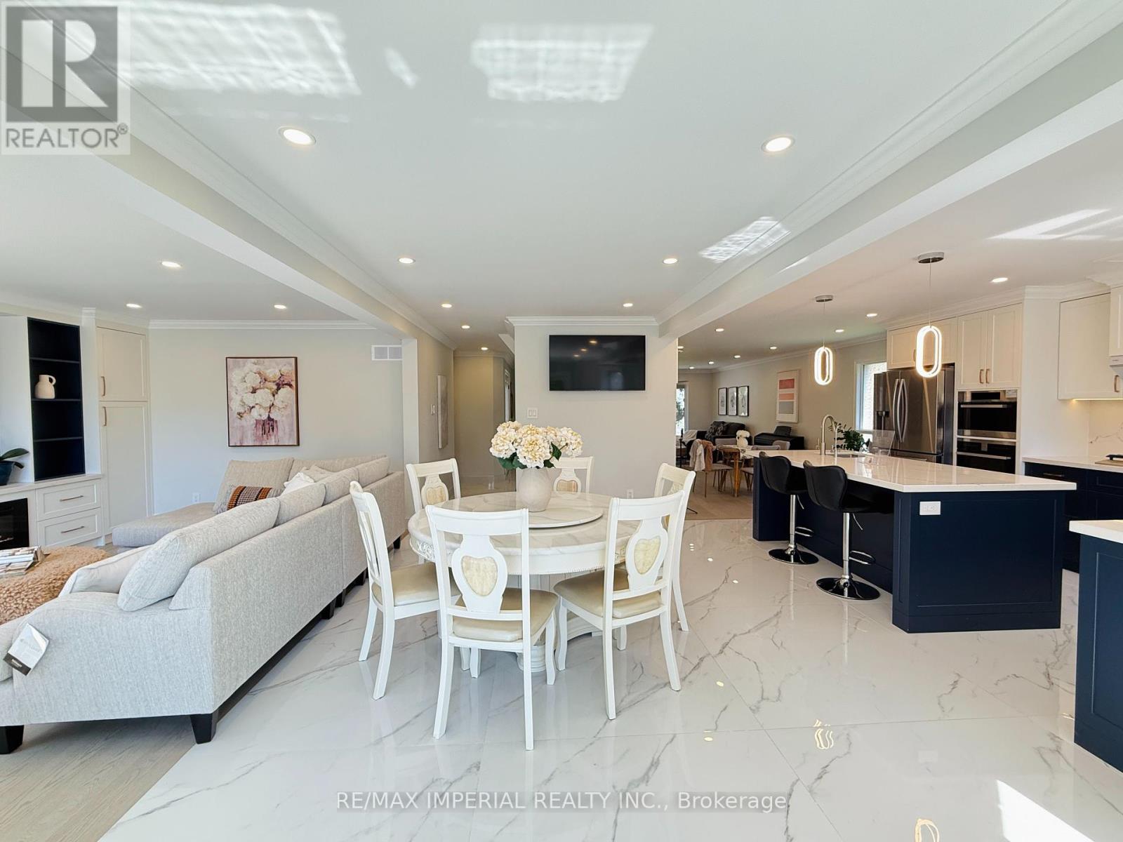 Photo 11 of 2128 Mayflower Boulevard, Oakville ON