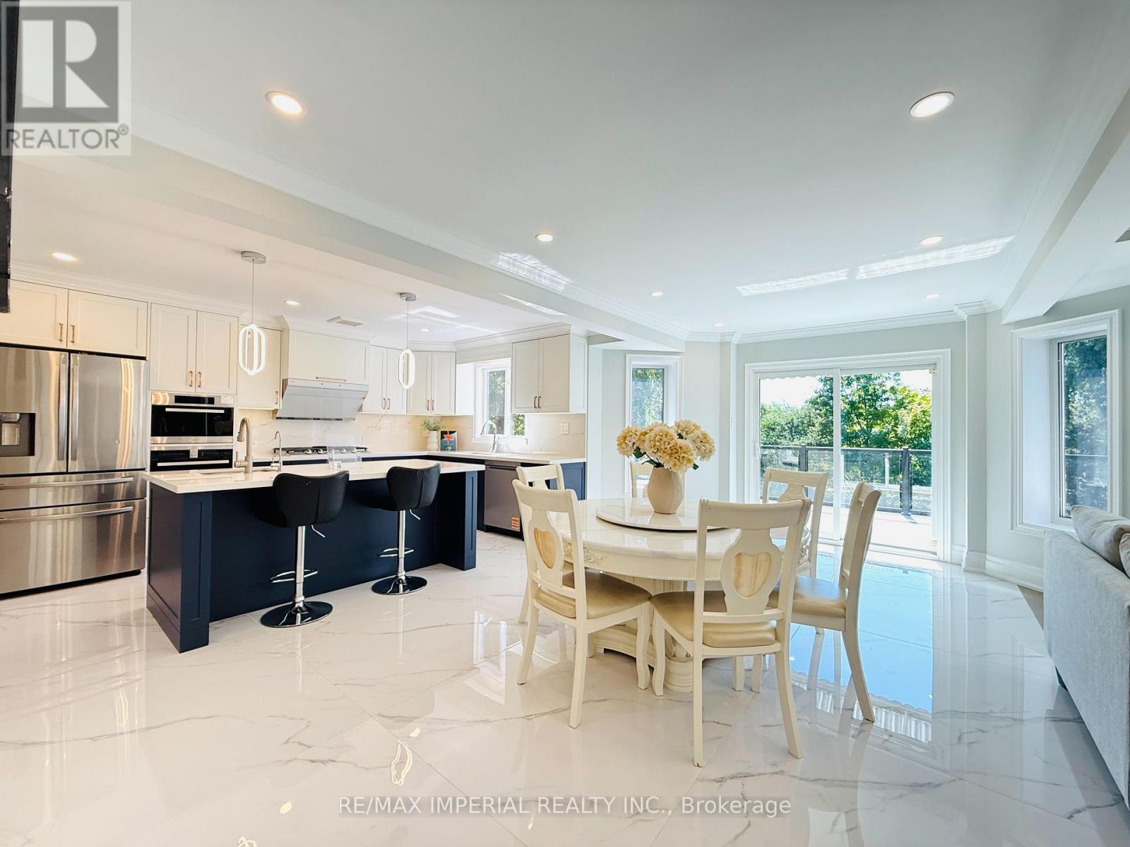Photo 12 of 2128 Mayflower Boulevard, Oakville ON