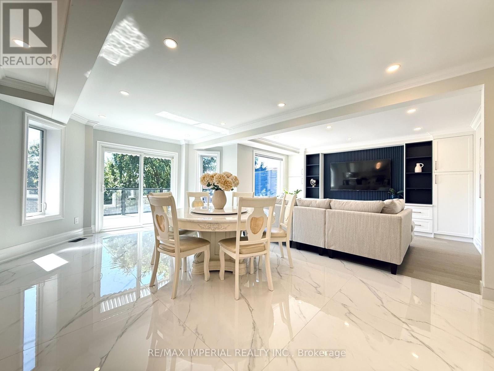 Photo 13 of 2128 Mayflower Boulevard, Oakville ON