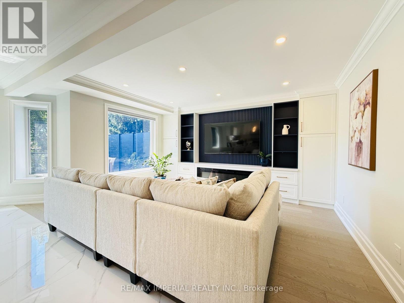 Photo 14 of 2128 Mayflower Boulevard, Oakville ON