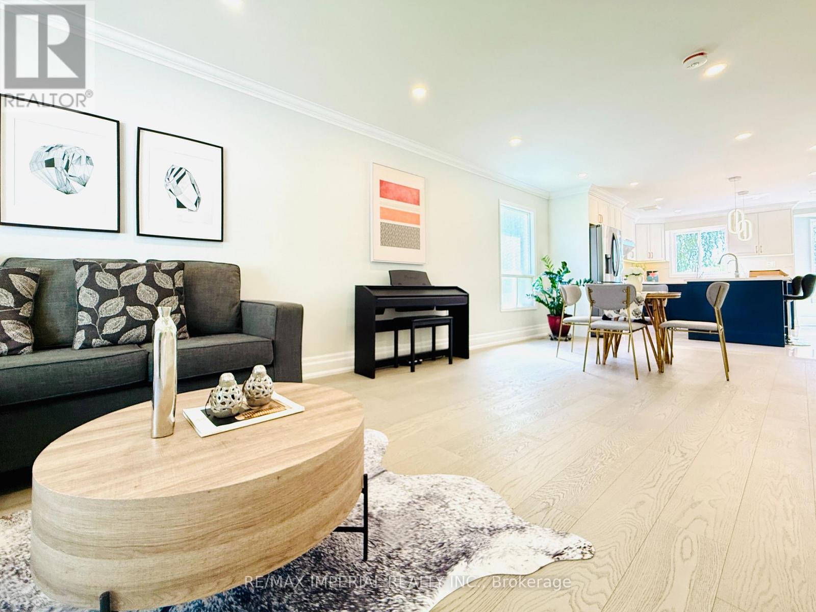 Photo 2 of 2128 Mayflower Boulevard, Oakville ON