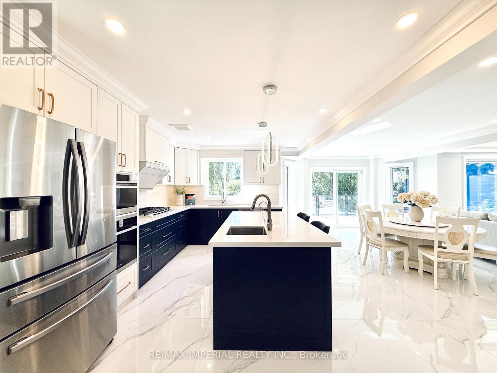 Photo 4 of 2128 Mayflower Boulevard, Oakville ON