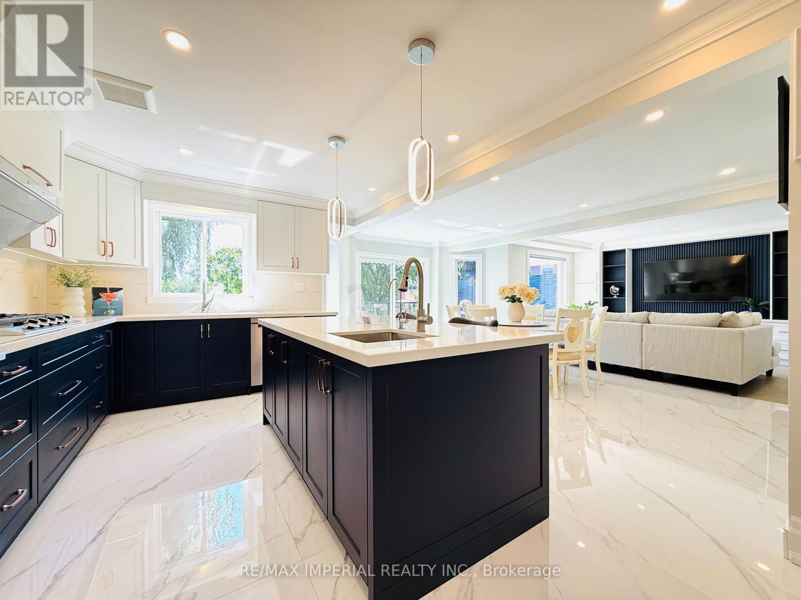 Photo 5 of 2128 Mayflower Boulevard, Oakville ON