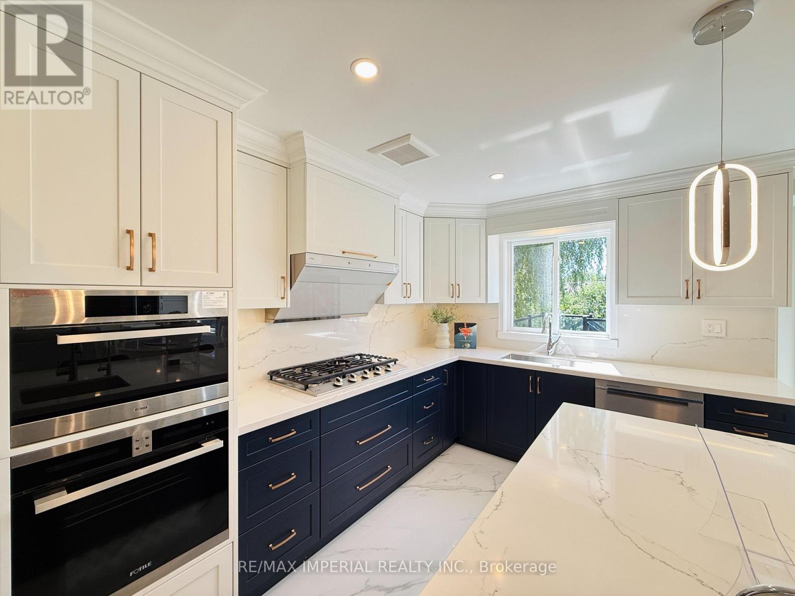 Photo 6 of 2128 Mayflower Boulevard, Oakville ON