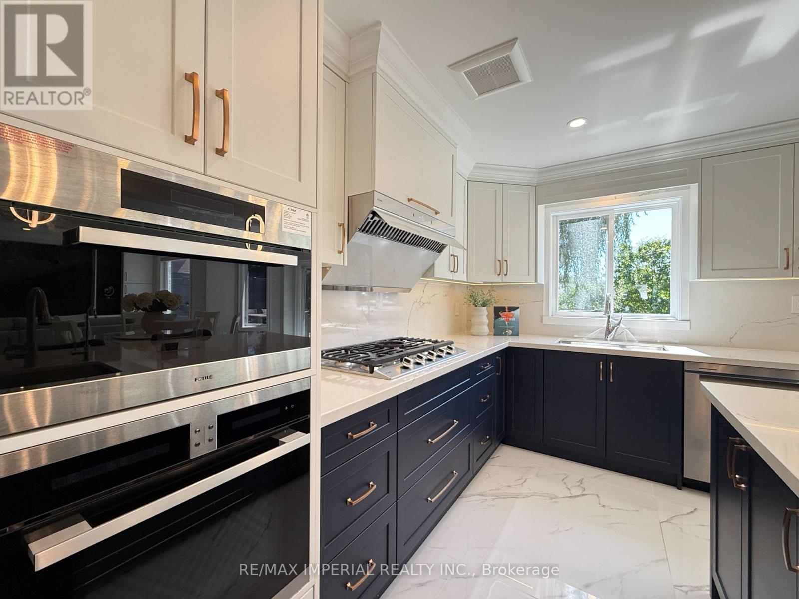 Photo 7 of 2128 Mayflower Boulevard, Oakville ON