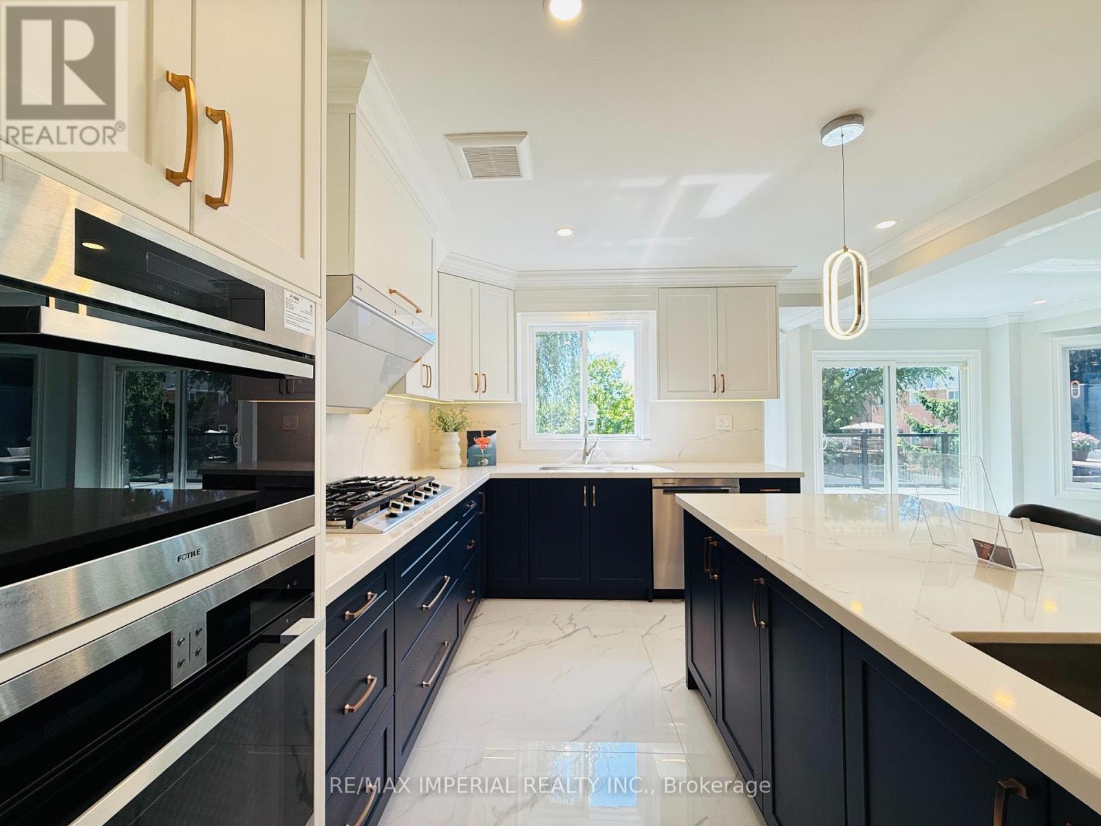 Photo 8 of 2128 Mayflower Boulevard, Oakville ON