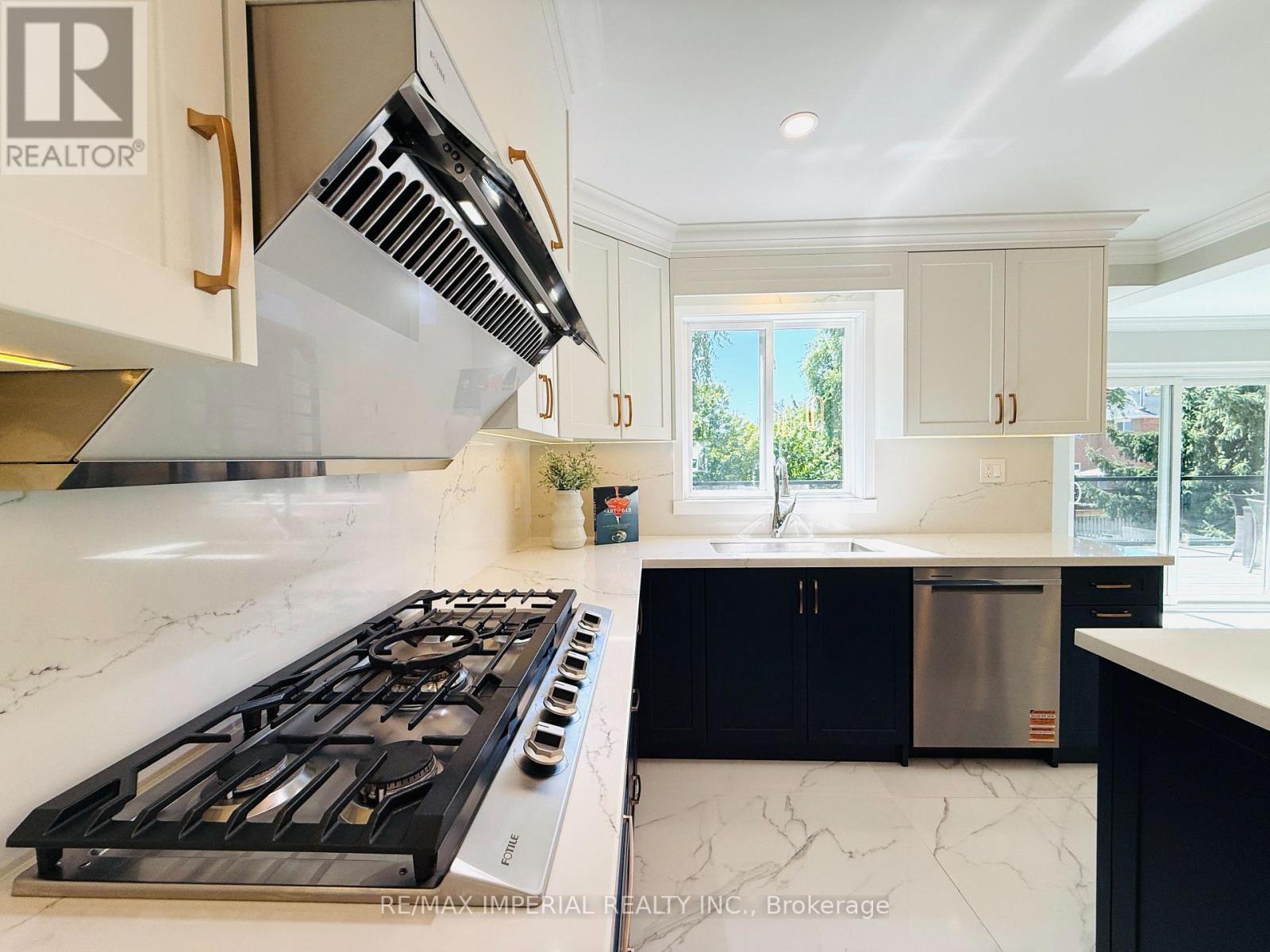 Photo 9 of 2128 Mayflower Boulevard, Oakville ON