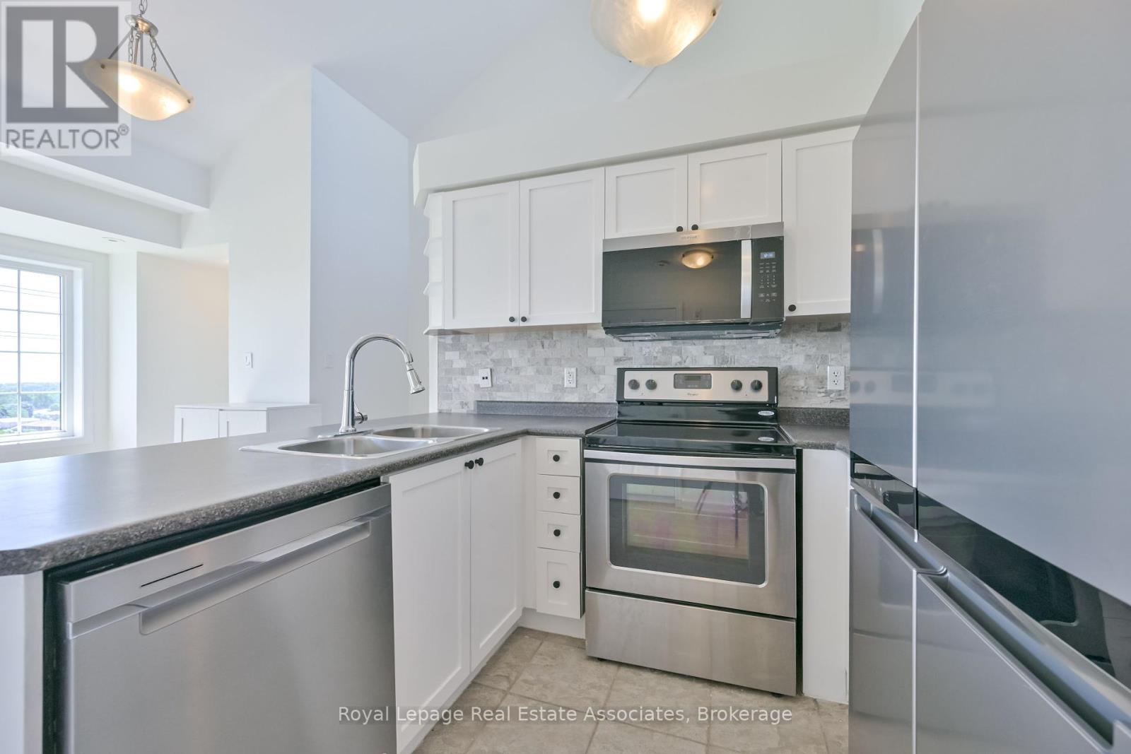 Photo 10 of 3 575 Dundas Street, Mississauga ON