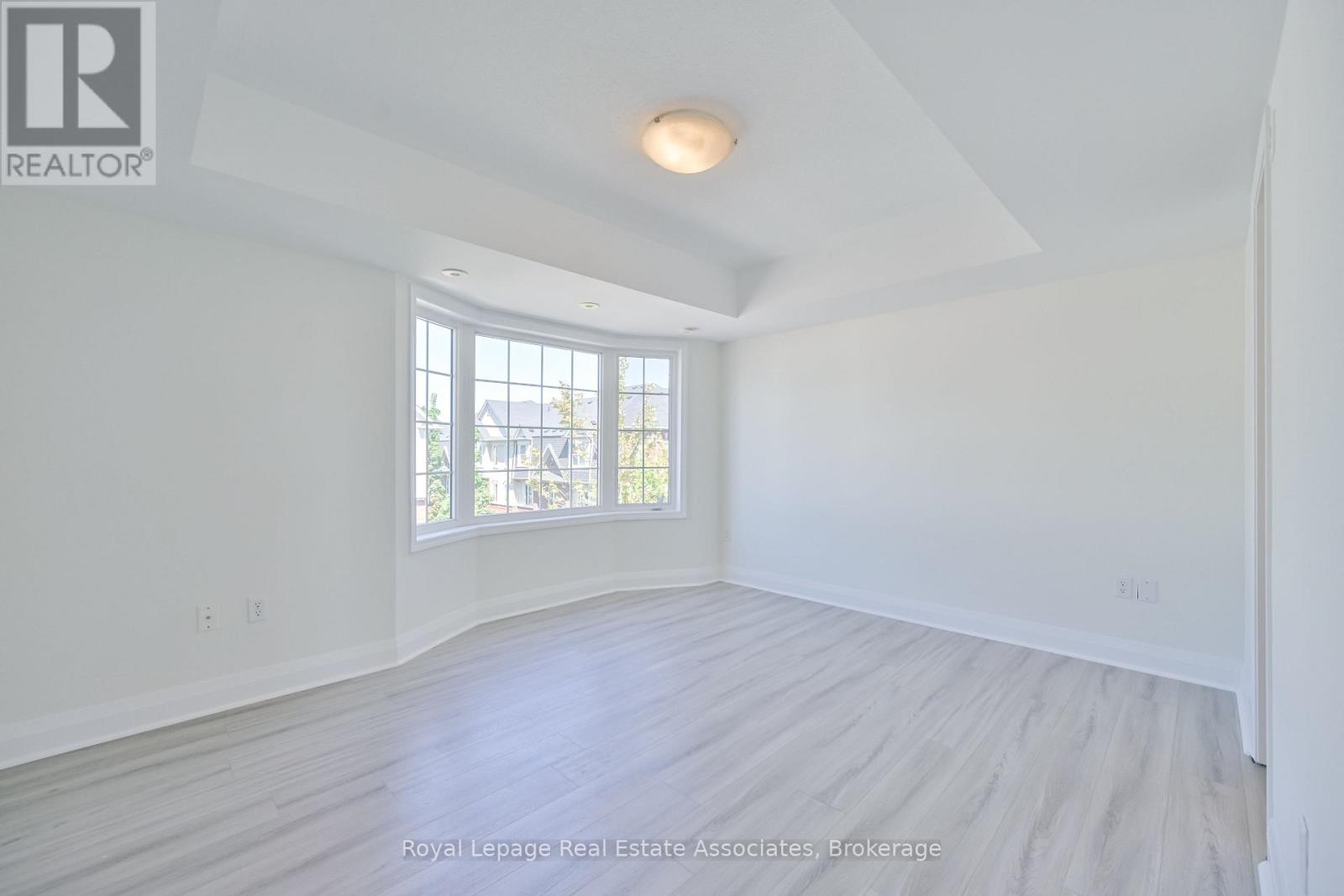 Photo 12 of 3 575 Dundas Street, Mississauga ON