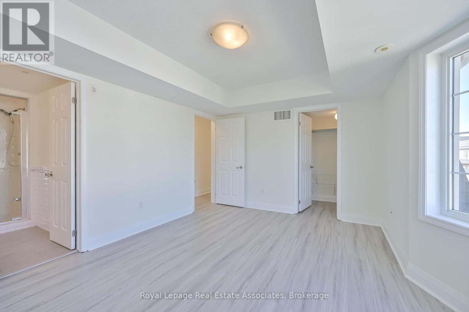 Photo 13 of 3 575 Dundas Street, Mississauga ON