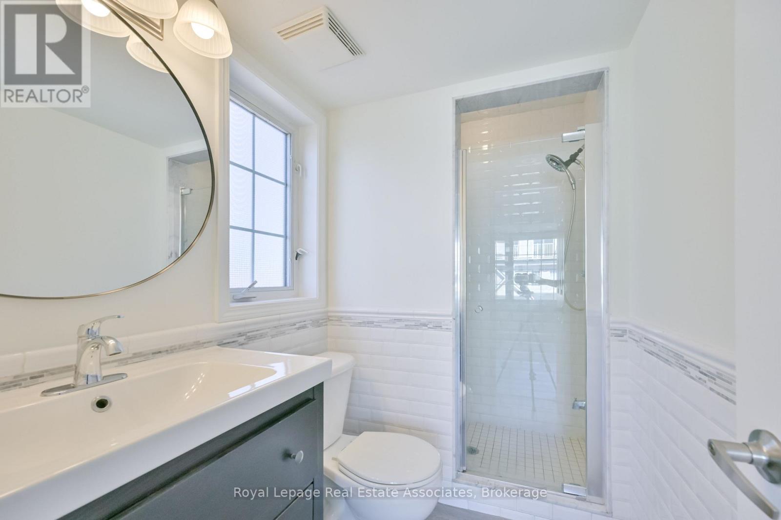Photo 14 of 3 575 Dundas Street, Mississauga ON