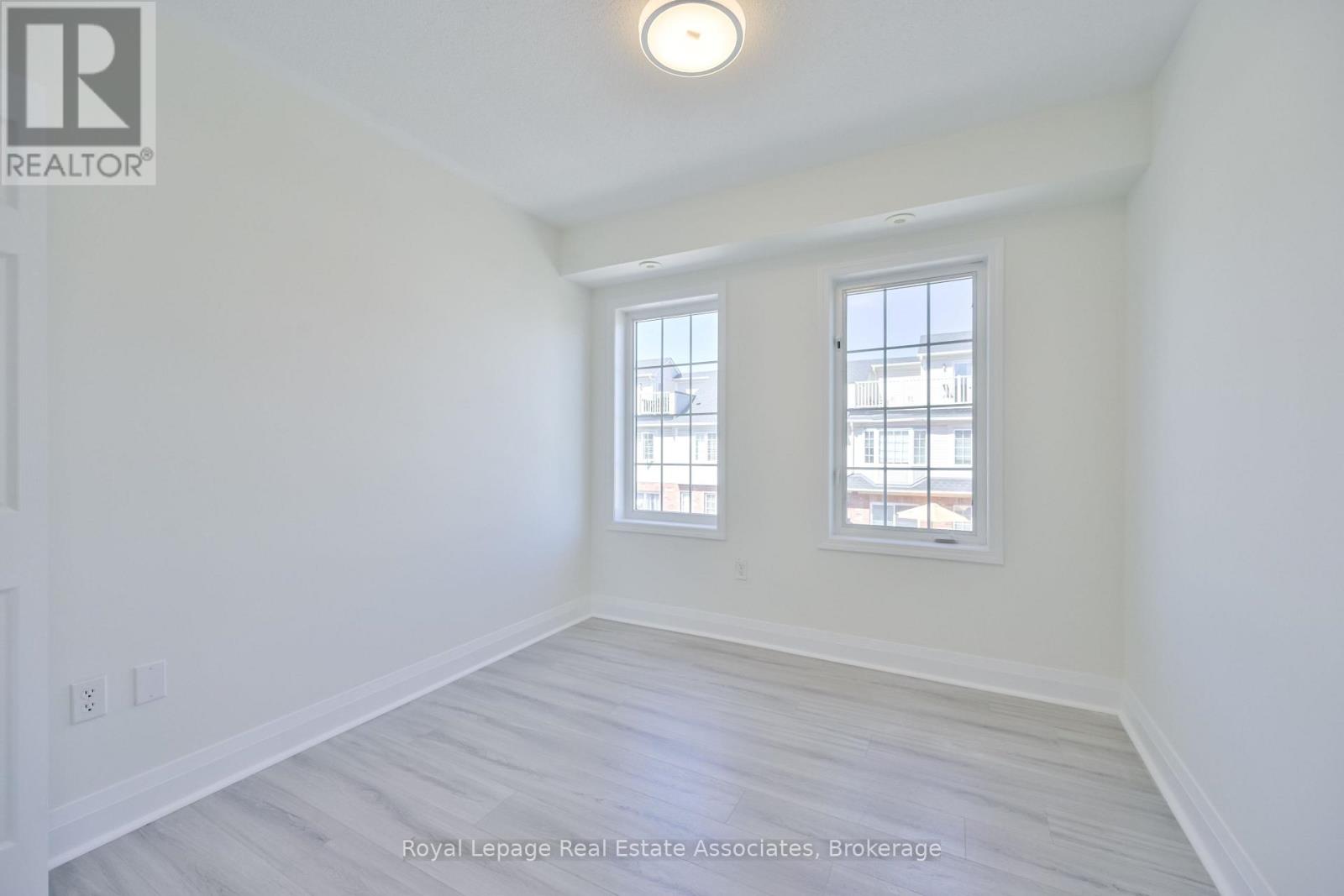 Photo 16 of 3 575 Dundas Street, Mississauga ON