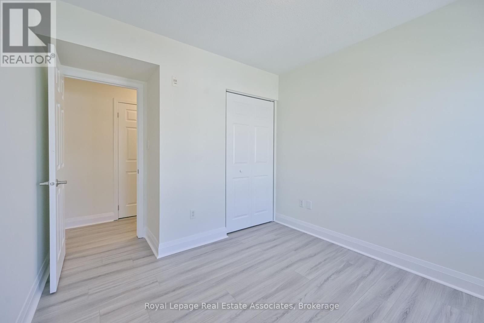 Photo 17 of 3 575 Dundas Street, Mississauga ON