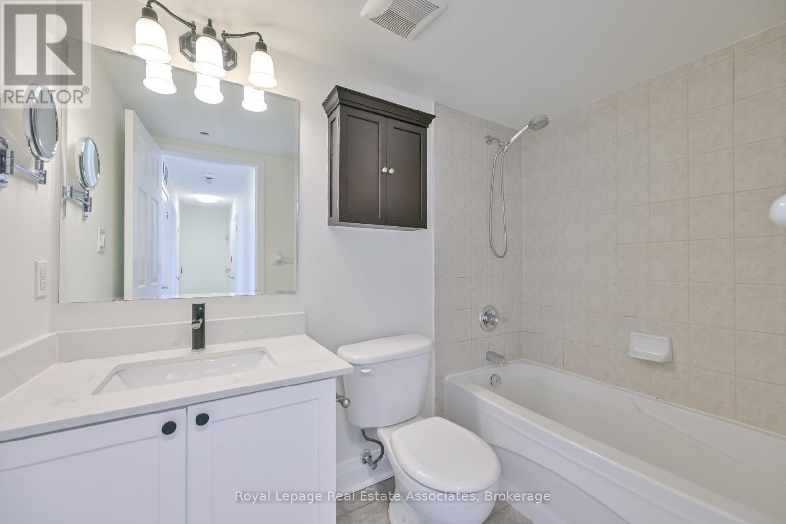 Photo 18 of 3 575 Dundas Street, Mississauga ON