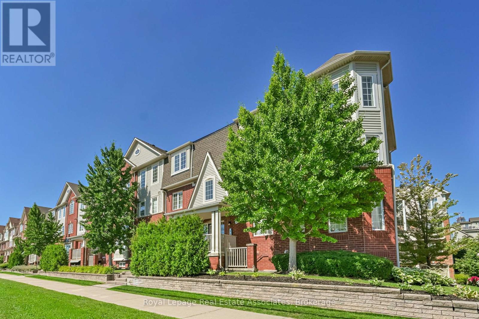 Photo 2 of 3 575 Dundas Street, Mississauga ON