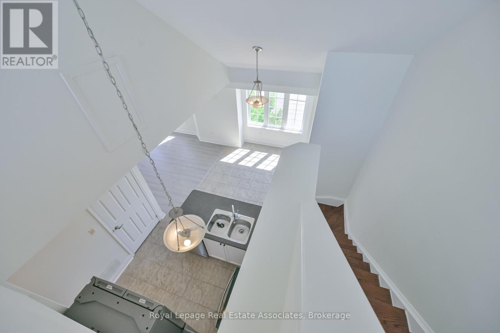 Photo 20 of 3 575 Dundas Street, Mississauga ON