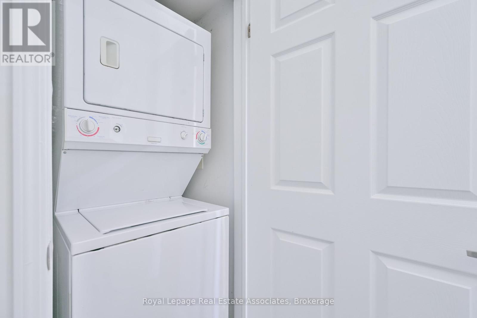 Photo 23 of 3 575 Dundas Street, Mississauga ON