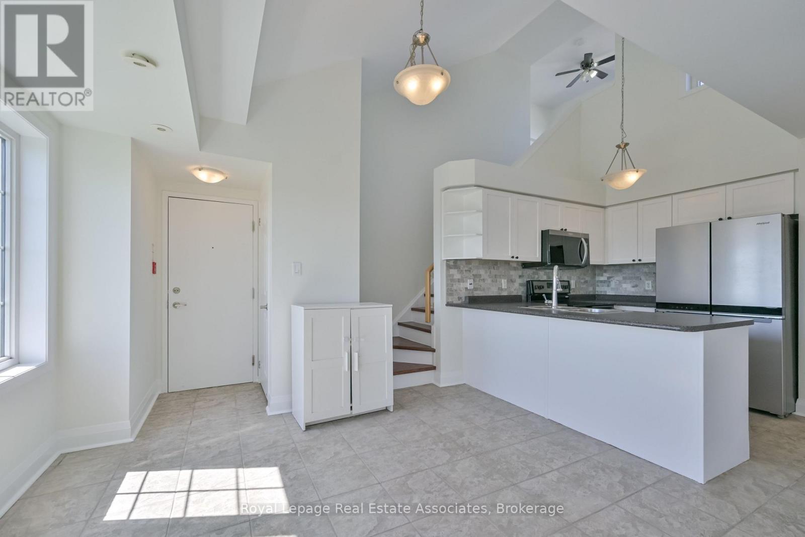 Photo 4 of 3 575 Dundas Street, Mississauga ON
