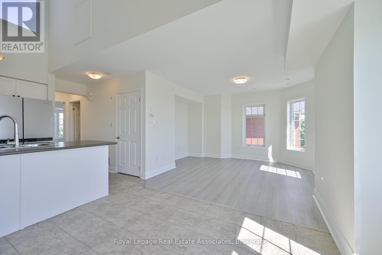 Photo 5 of 3 575 Dundas Street, Mississauga ON