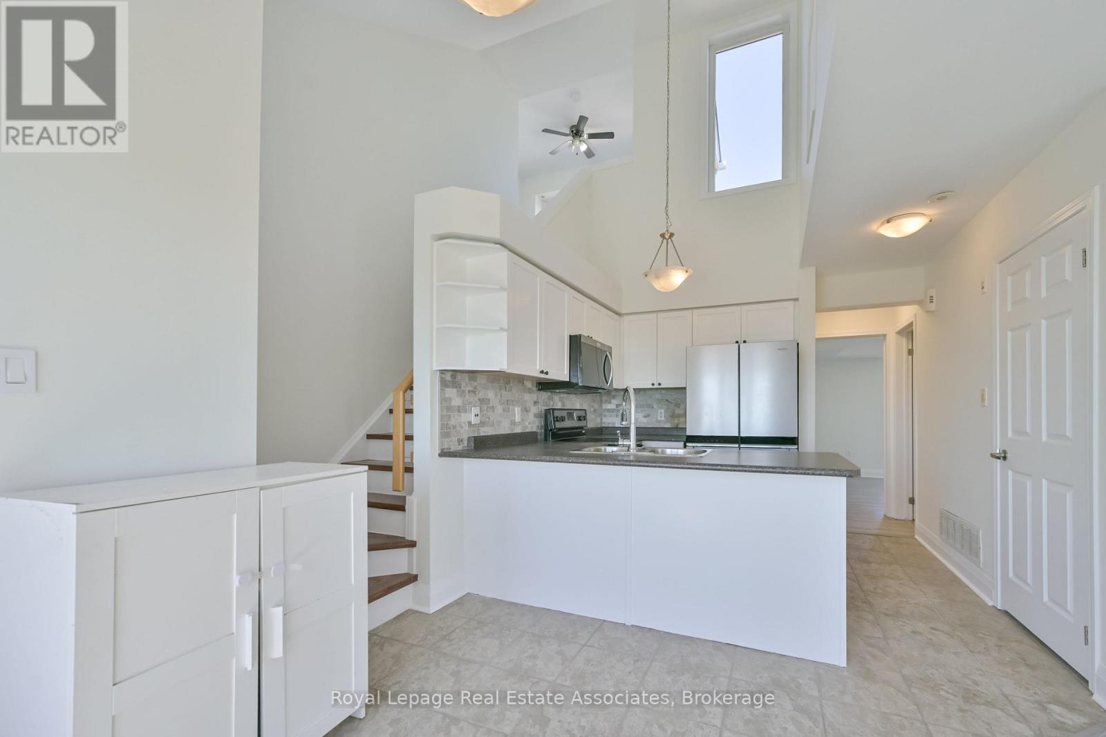 Photo 6 of 3 575 Dundas Street, Mississauga ON