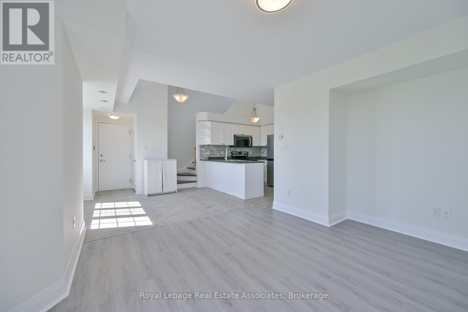 Photo 8 of 3 575 Dundas Street, Mississauga ON