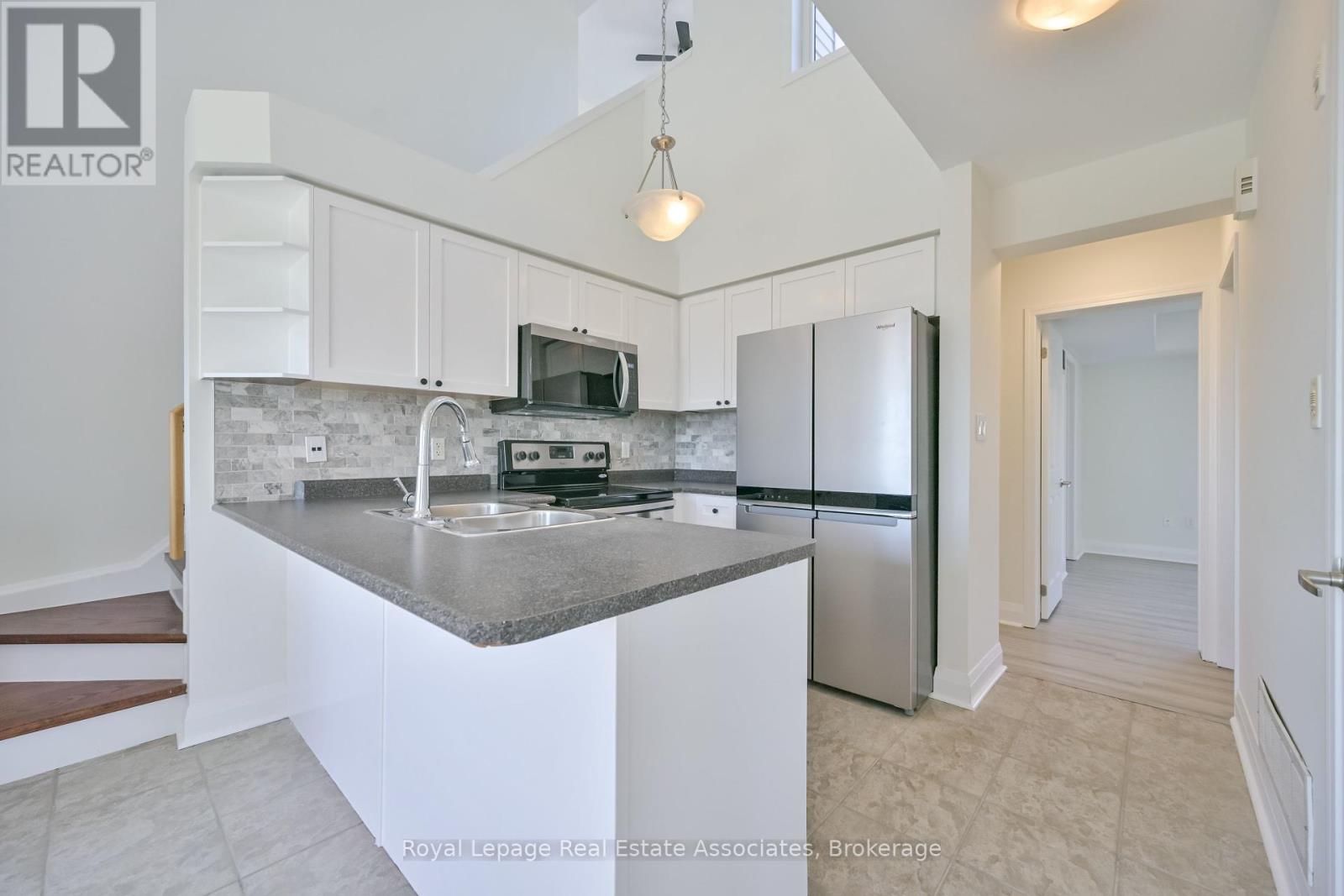 Photo 9 of 3 575 Dundas Street, Mississauga ON