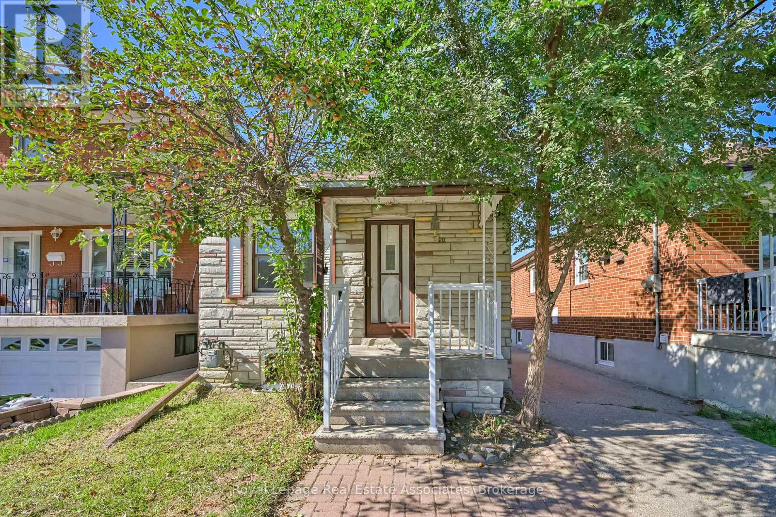 Photo 3 of 20 East Drive, Toronto ON