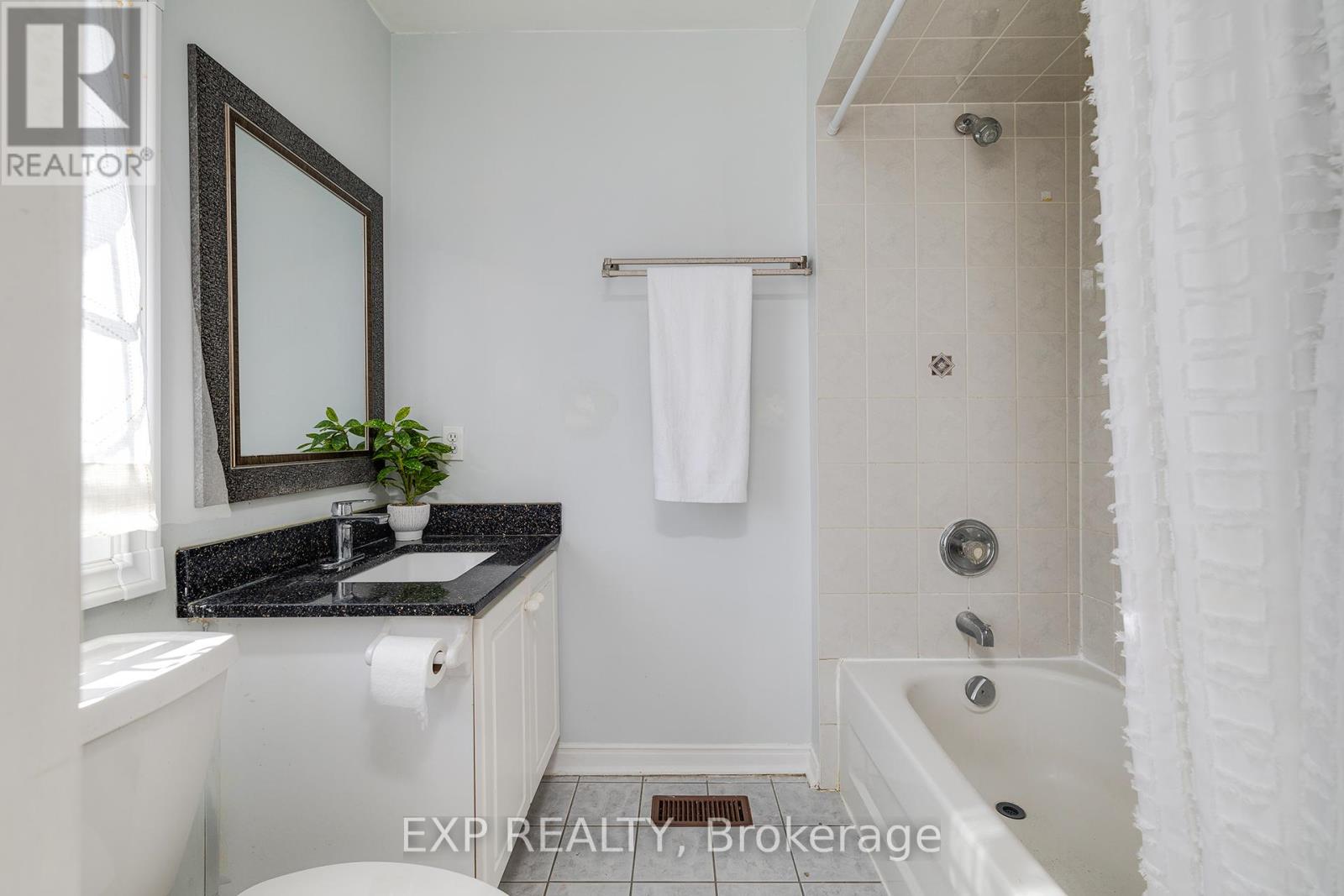 Photo 14 of 24 1591 South Parade Court, Mississauga ON