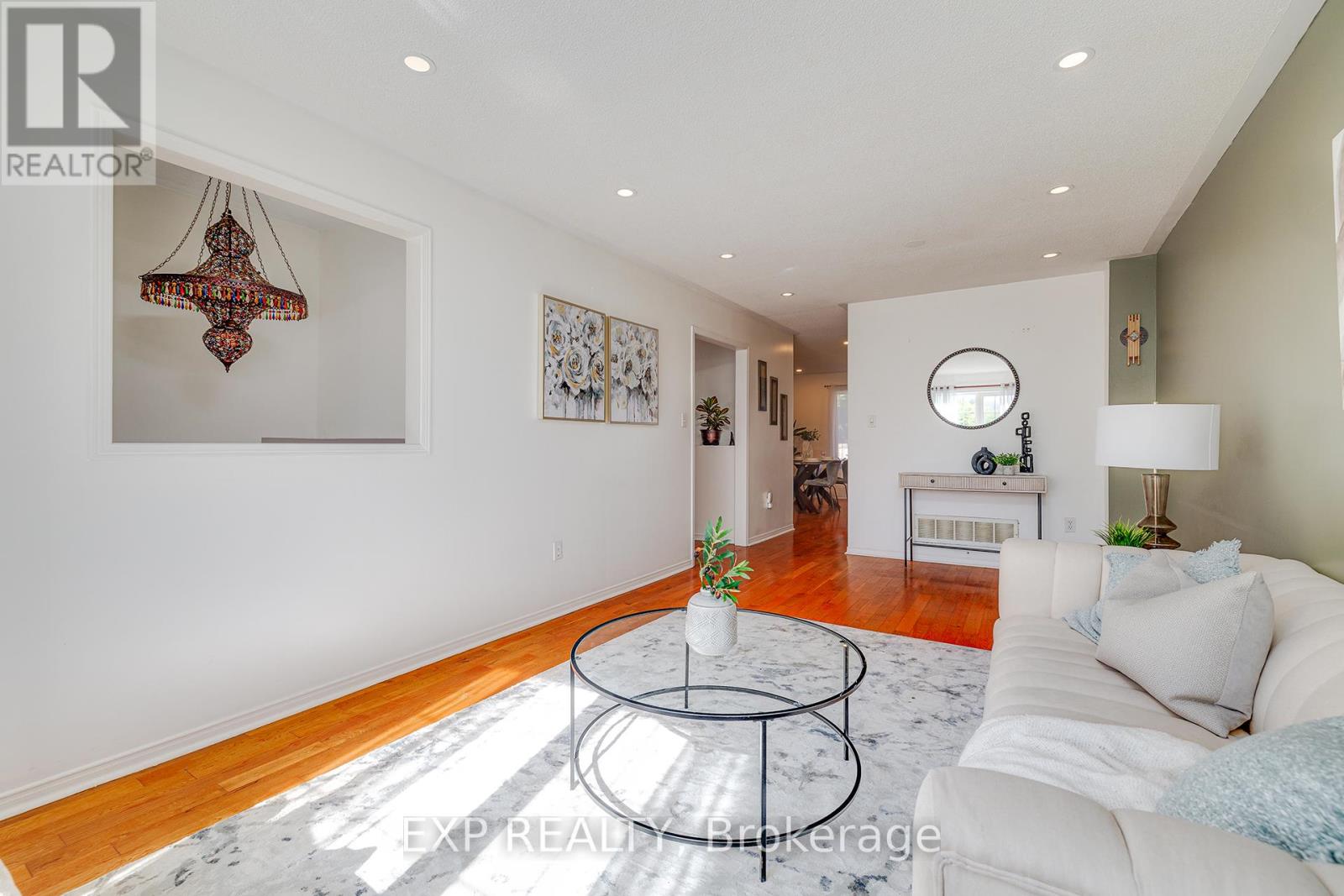 Photo 5 of 24 1591 South Parade Court, Mississauga ON