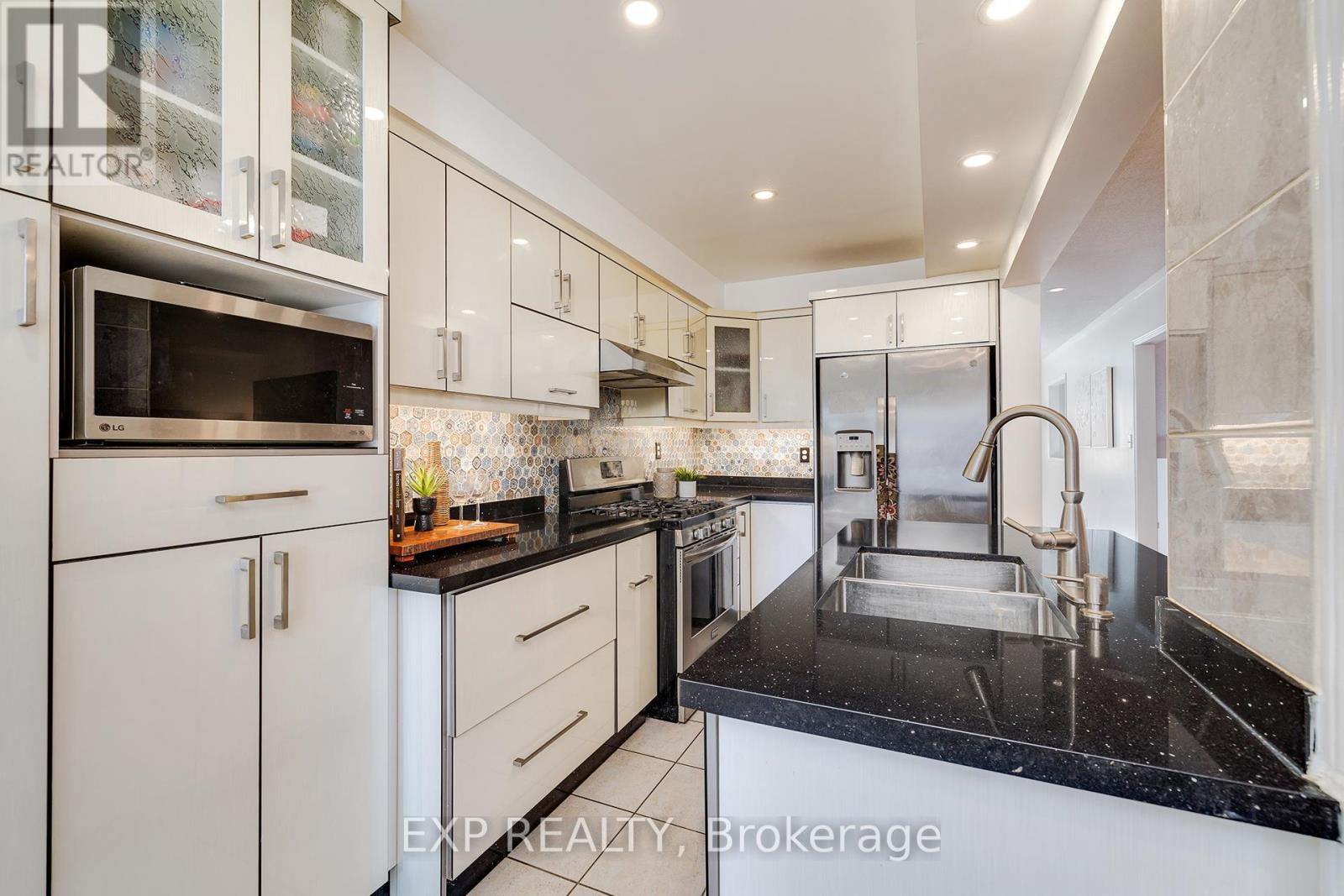 Photo 7 of 24 1591 South Parade Court, Mississauga ON