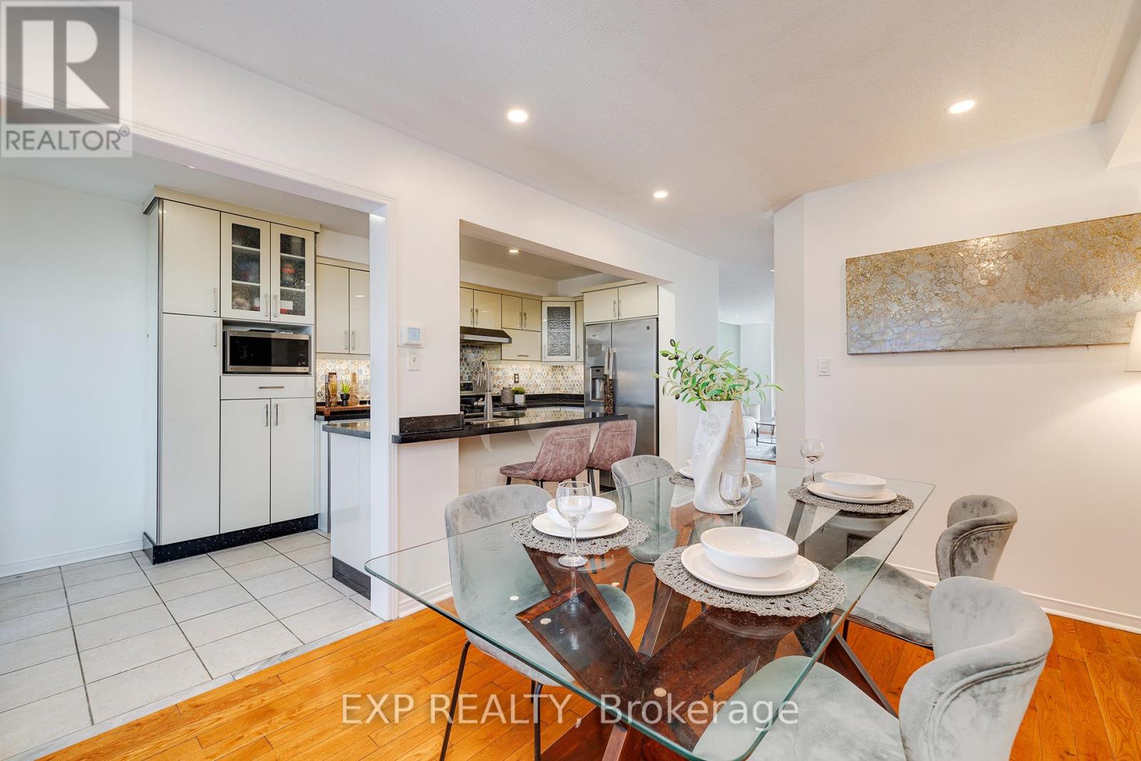 Photo 8 of 24 1591 South Parade Court, Mississauga ON