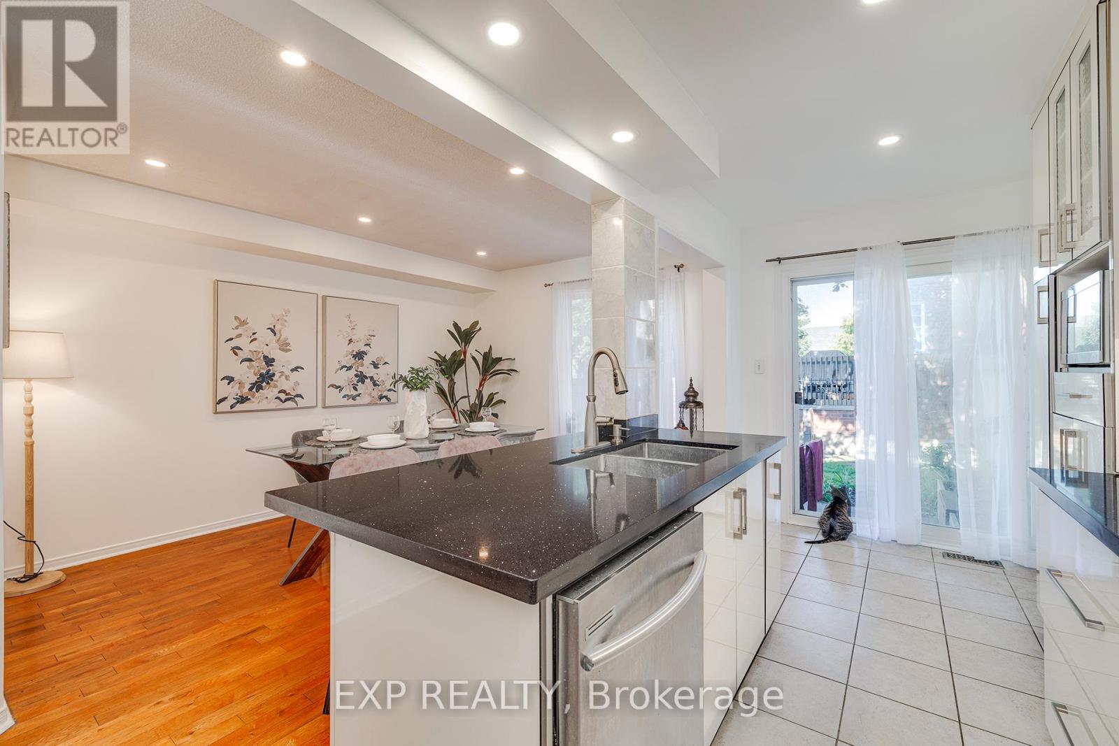 Photo 9 of 24 1591 South Parade Court, Mississauga ON