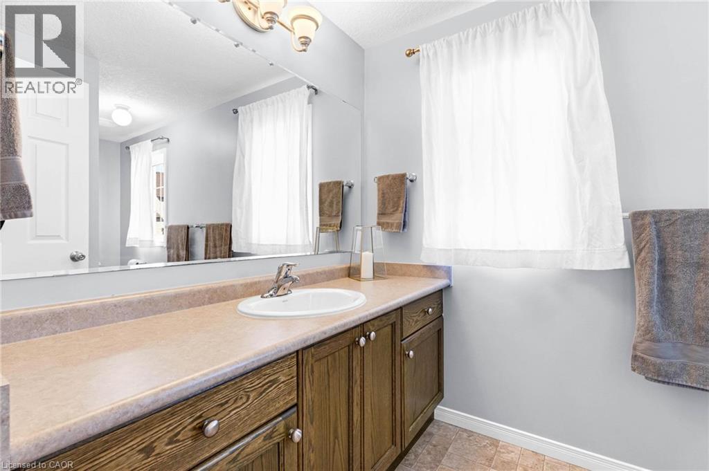 Photo 16 of 258 Parkvale Drive, Kitchener ON