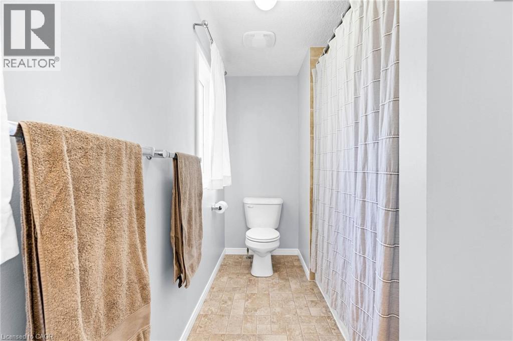 Photo 17 of 258 Parkvale Drive, Kitchener ON