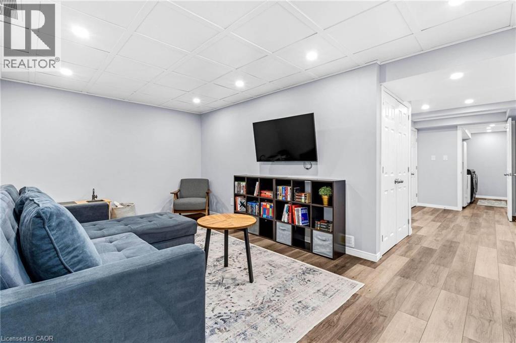 Photo 18 of 258 Parkvale Drive, Kitchener ON