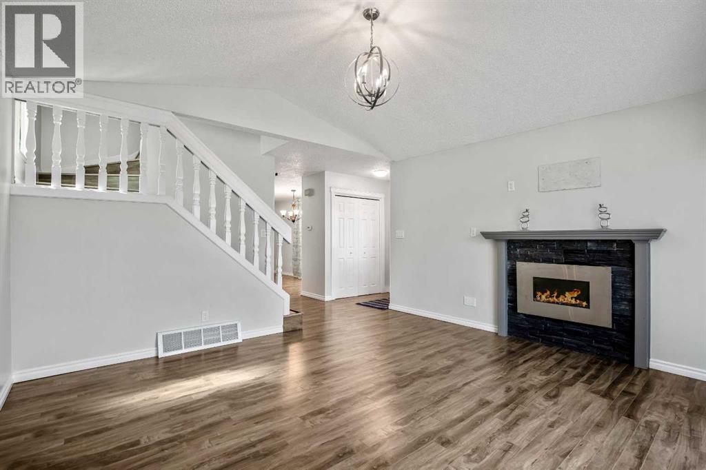 Photo 5 of 29 Woodglen Crescent Sw, Calgary AB