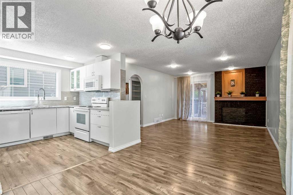 Photo 7 of 29 Woodglen Crescent Sw, Calgary AB