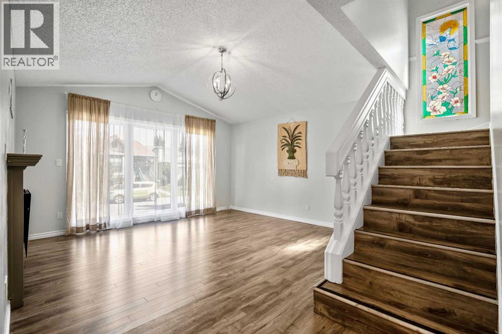 Photo 3 of 29 Woodglen Crescent Sw, Calgary AB