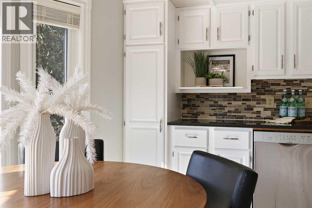 Photo 20 of 49 Hawktree Circle Nw, Calgary AB