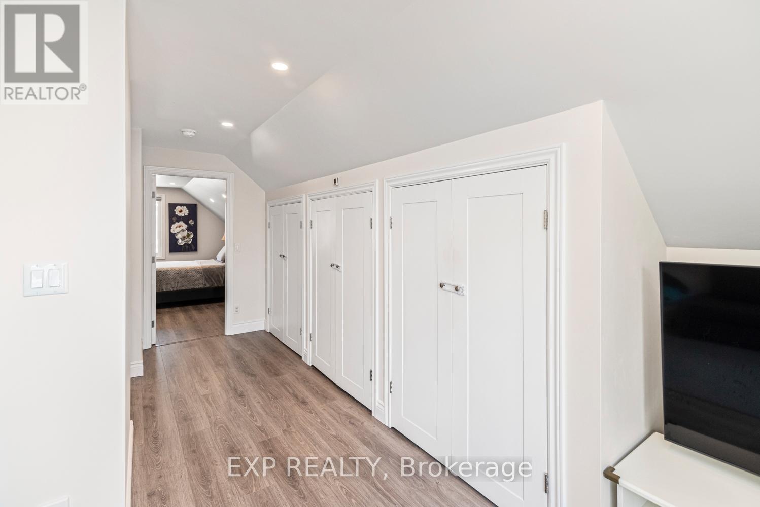 Photo 14 of 2055 Churchill Avenue, Burlington ON